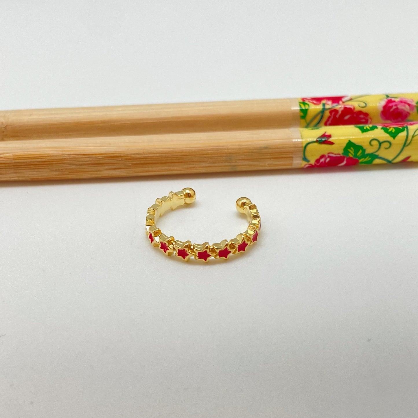 WO62 Anillo Ajustable Estrellas con resina color Dia. 18 mm ancho 3 mm Anillo Baño Oro