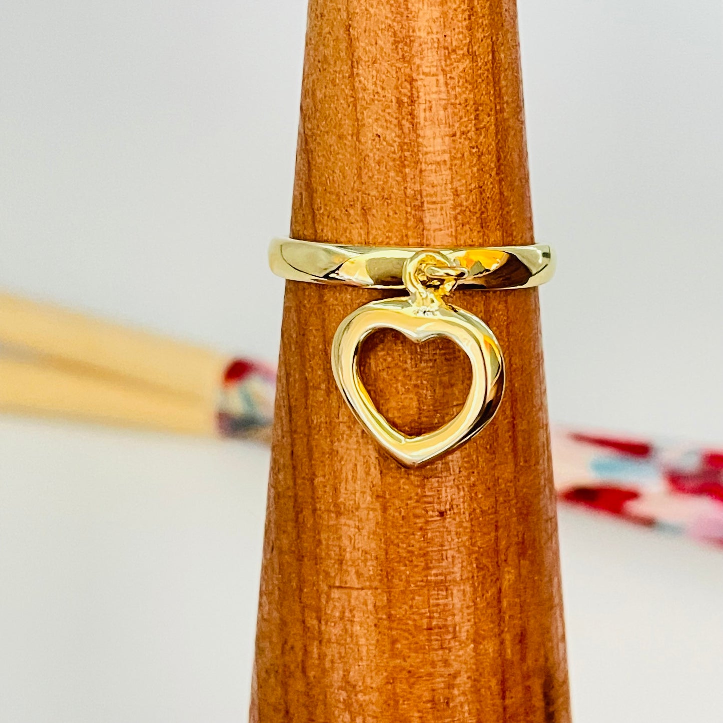 WO38 Anillo con Corazón Calado Colgante de 15x12 mm Argolla de 3 mm Anillo Baño Oro Anillos Bañados en Oro y Plata hecho de Bronce Bañado en Oro 18K Joyas Bañadas en Oro