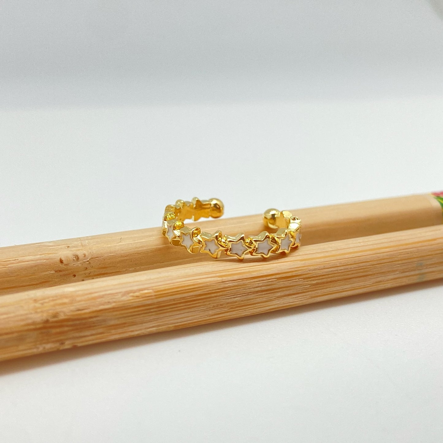 WO62 Anillo Ajustable Estrellas con resina color Dia. 18 mm ancho 3 mm Anillo Baño Oro