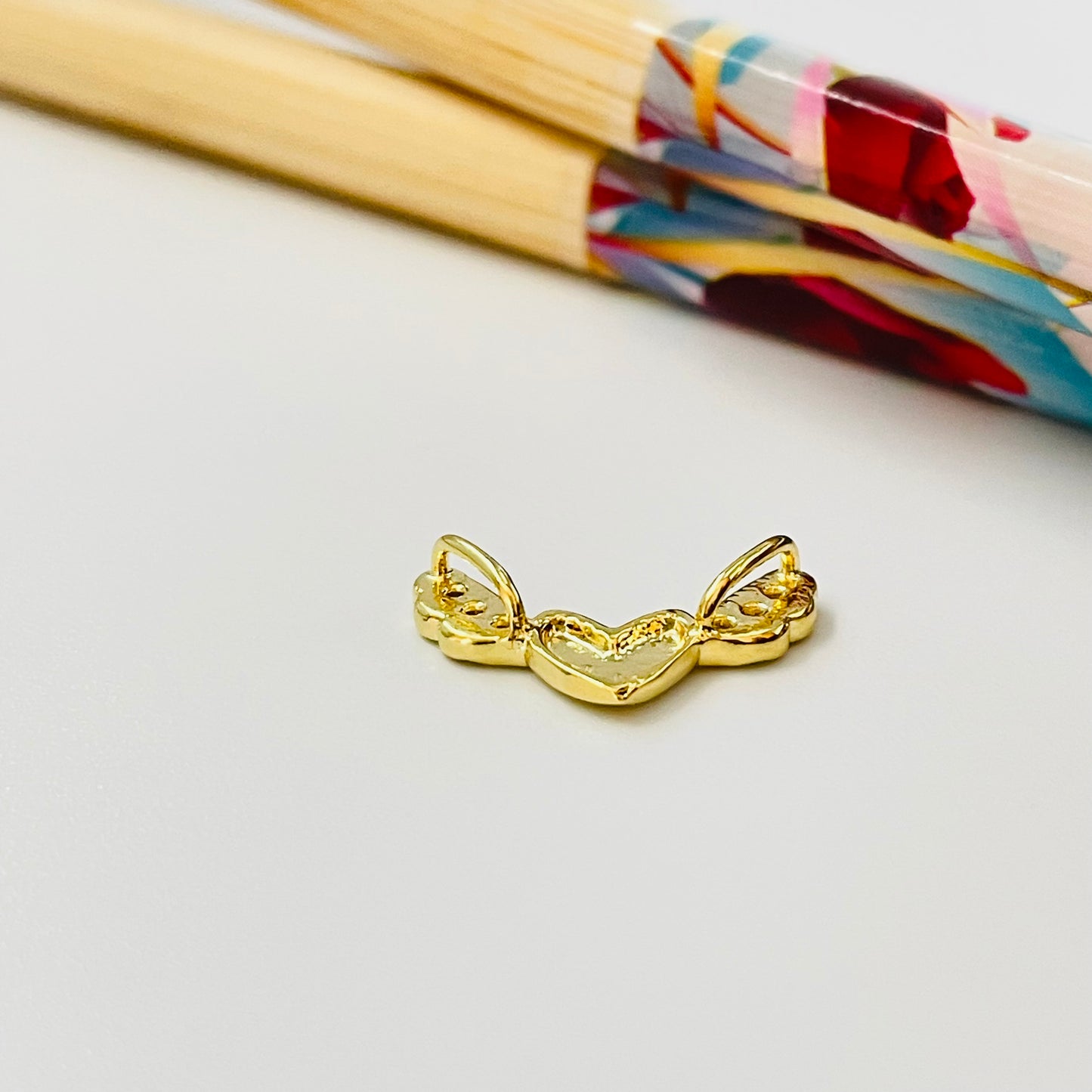 FO911 Colgante Corazón con alitas con circones argollitas por atrás para pasar 10x16 mm Figura Baño Oro