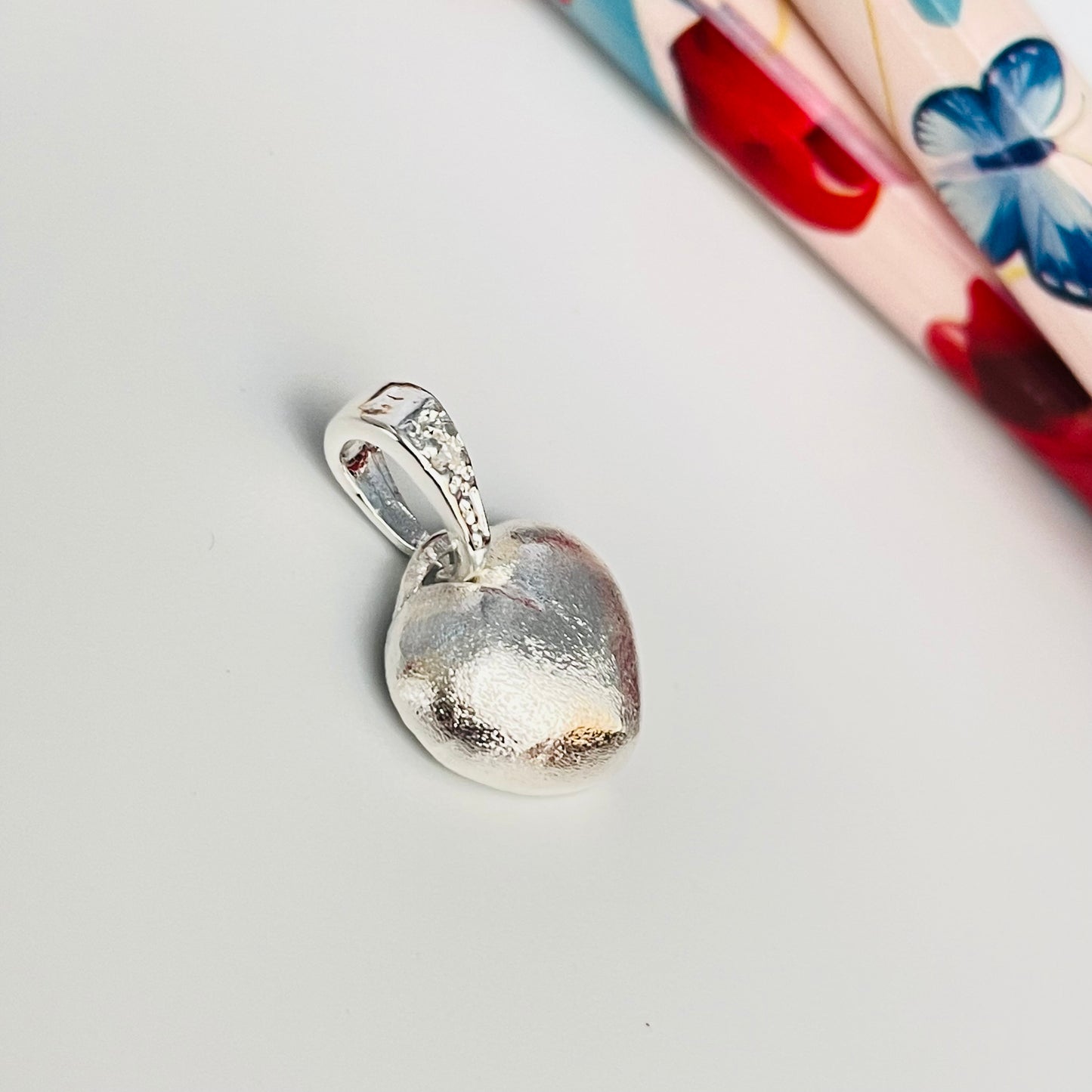 FP902 Colgante Corazón Gordito Lijado con Balier con 1 Circón largo total 16 mm x 11 mm Figura Baño Plata