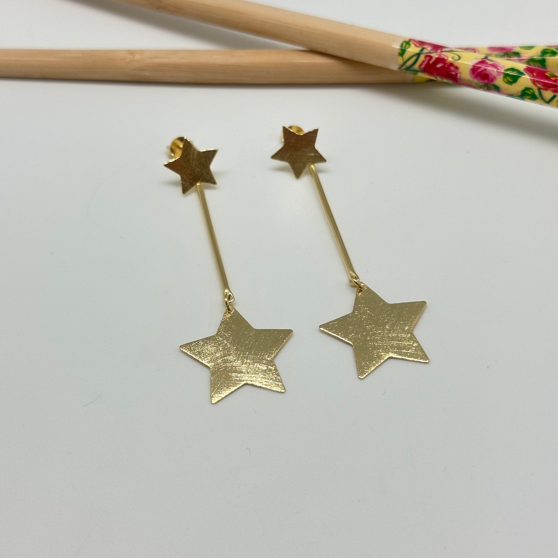 XO312 Aro base estrella y palito con colgante estrella base 12 mm palito 35 mm estrella colgante 22 mm Largo total 65 mm Aro Baño Oro Aros Bañados hecho de Bronce Bañado en Oro 18K Joyas Bañadas en Oro