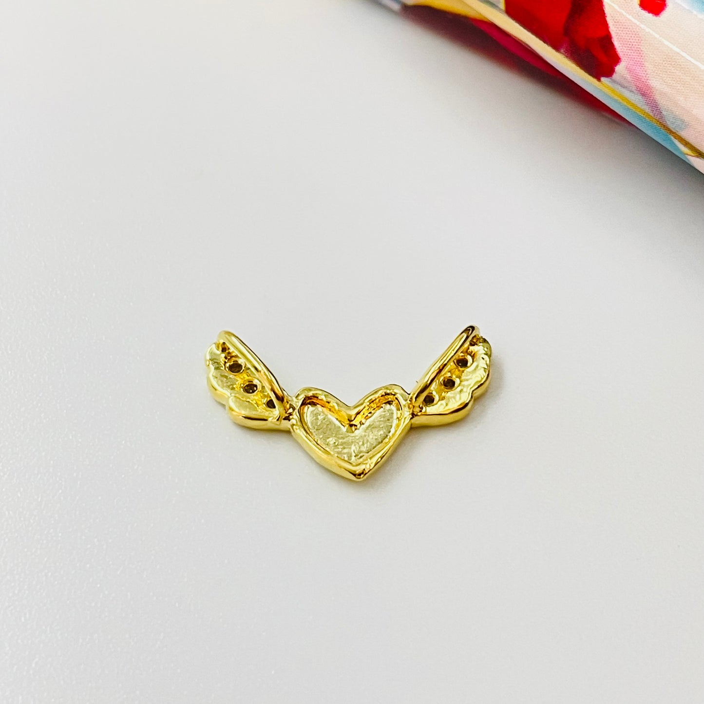 FO911 Colgante Corazón con alitas con circones argollitas por atrás para pasar 10x16 mm Figura Baño Oro
