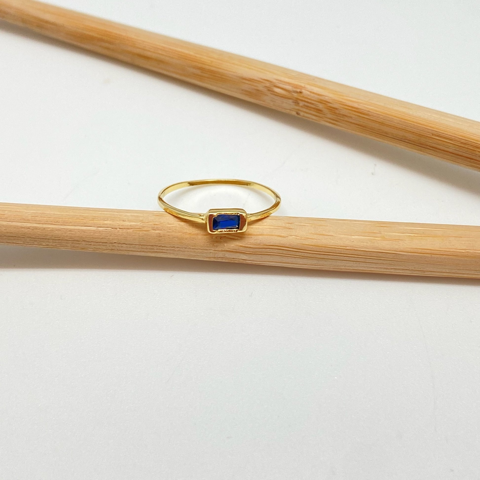 WO57 Anillo 1 circon zafiro baguette 4x2 mm argolla 1 mm espesor Anillo Baño Oro Anillos Bañados hecho de Bronce Bañado en Oro 18K Joyas Bañadas en Oro