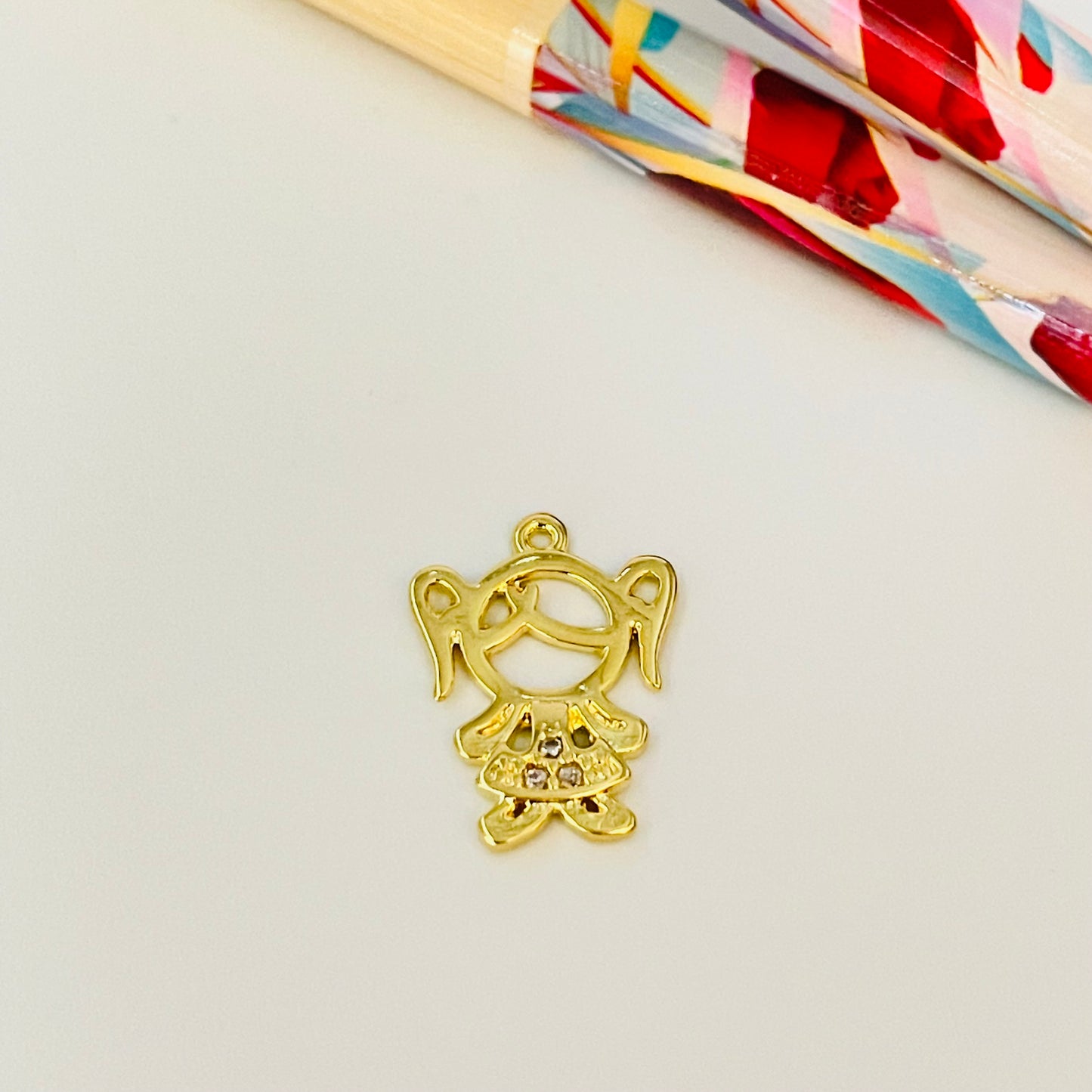 FO914 Colgante Niñita con circones 15x12 mm más argollita Figura Baño Oro