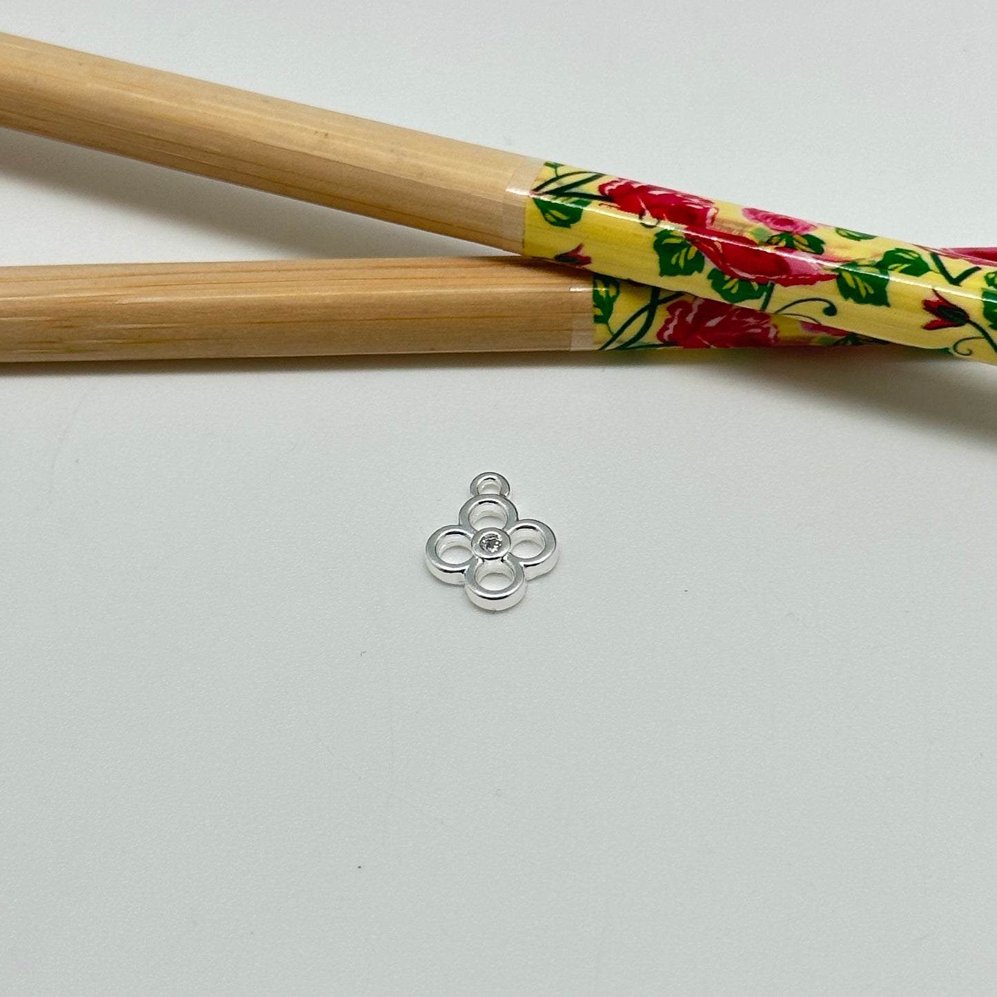 FP1032 Colgante Flor calada 4 petalos un mini circon central 10 mm mas argollita Figura Baño Plata