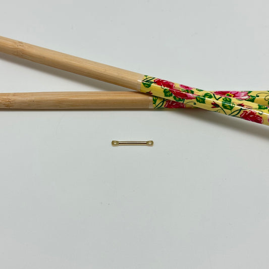 AO126 Palito para montaje con 2 perforaciones en extremo 18 x 1.5 mm Accesorio Baño Oro Accesorios Bañados hecho de Bronce Bañado en Oro 18K Joyas Bañadas en Oro