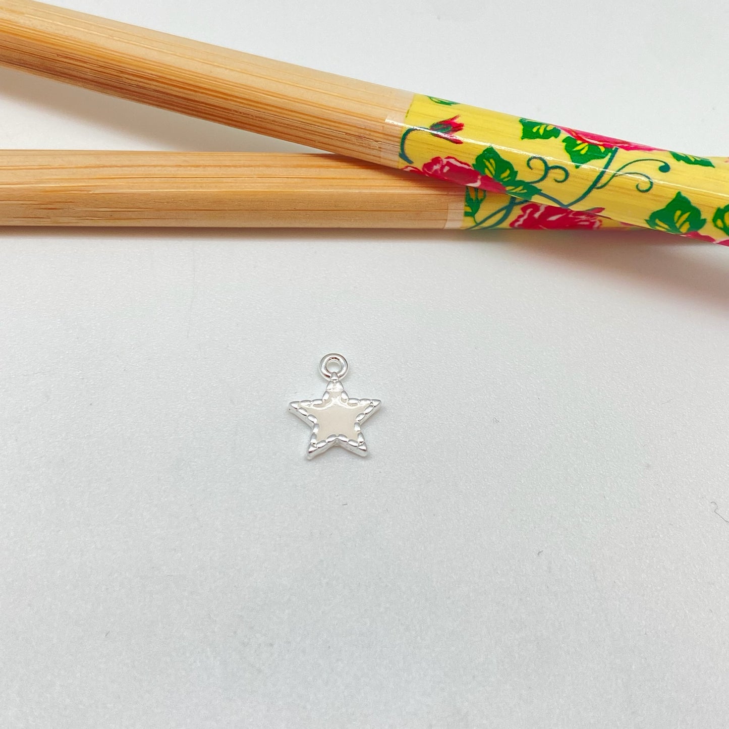 FP1022 Colgante mini estrella borde con puntitos con resina color 9x9 mm mas argollita Figura Baño Plata