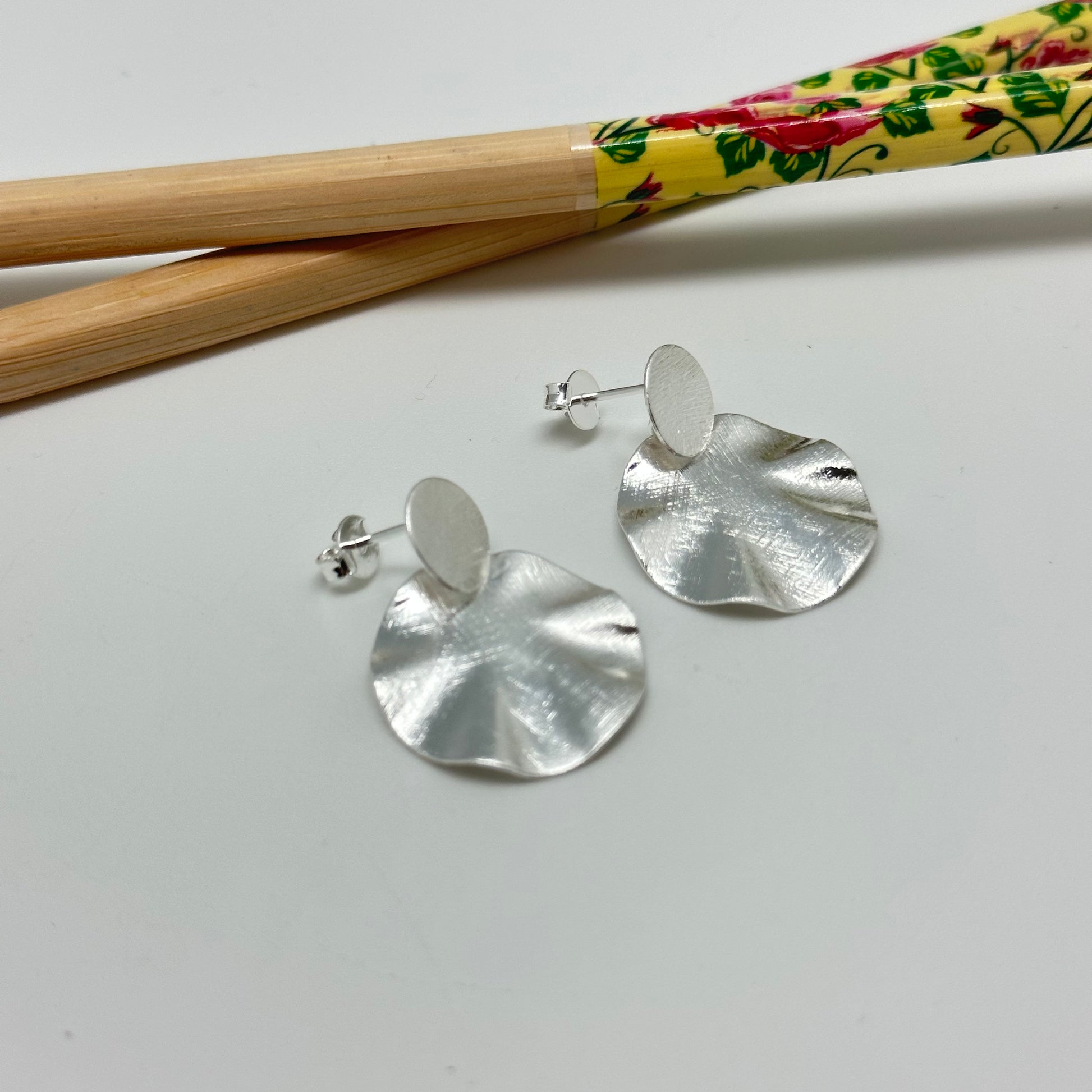 XP311 Aro Redondo tipo organico Largo total 27 mm Base 10 mm Figura diá. 20 mm Aro Baño Plata Aros Bañados hecho de Bronce Bañado en Plata 50 ml Joyas Bañadas en Plata