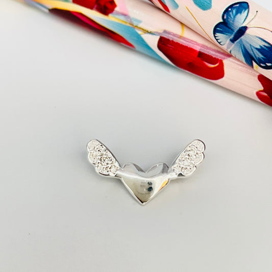 FP911 Colgante Corazón con alitas con circones argollitas por atrás para pasar 10x16 mm Figura Baño Plata