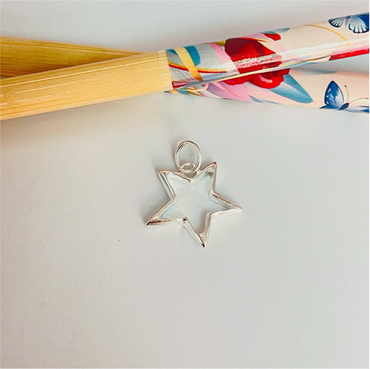 FP1005 Colgante estrella calada (solo contorno) 17 x 17 mm Espesor 2 mm mas argollita Figura Baño Plata Figuras Bañadas hecho de Bronce Bañado en Plata 50 ml Joyas Bañadas en Plata