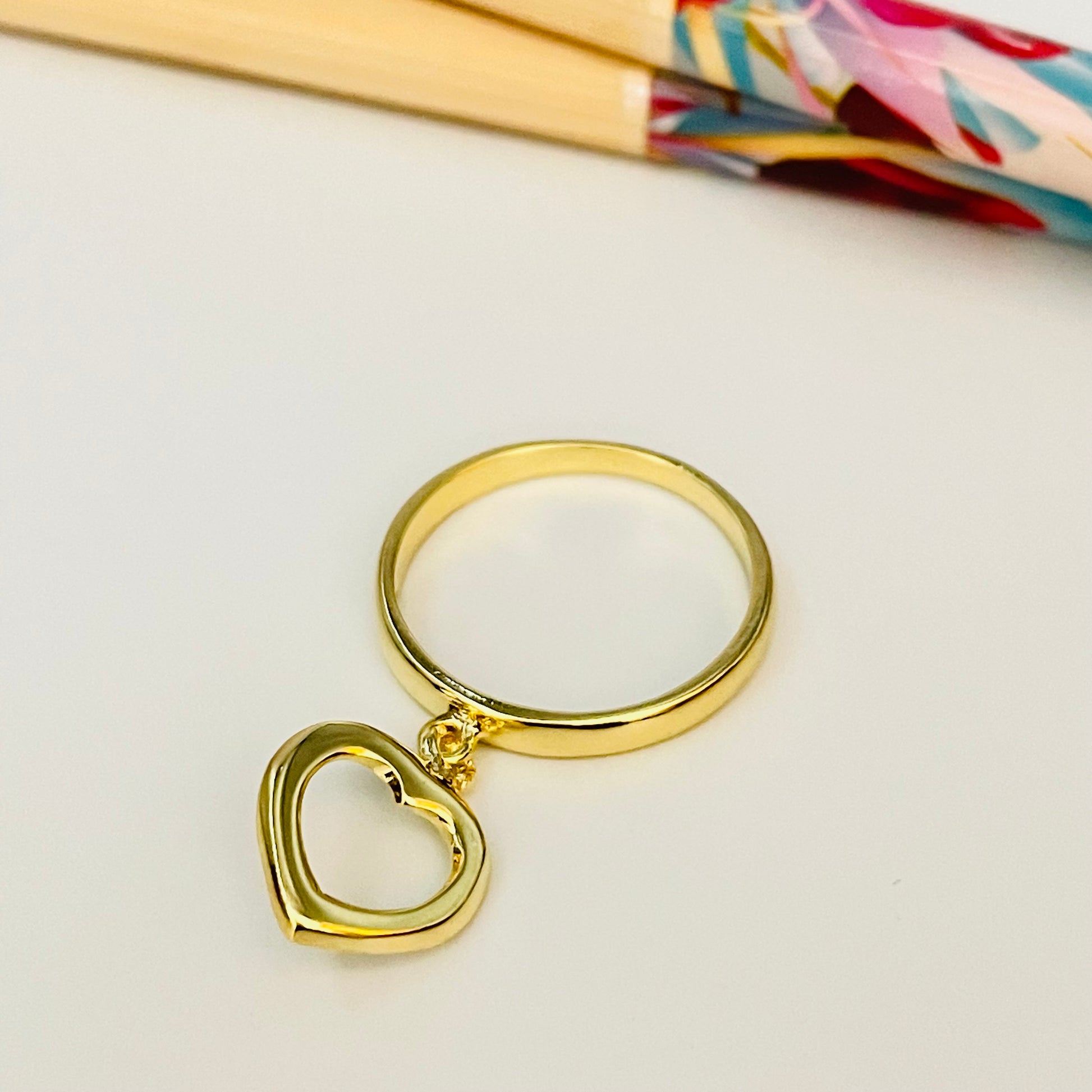 WO38 Anillo con Corazón Calado Colgante de 15x12 mm Argolla de 3 mm Anillo Baño Oro Anillos Bañados en Oro y Plata hecho de Bronce Bañado en Oro 18K Joyas Bañadas en Oro