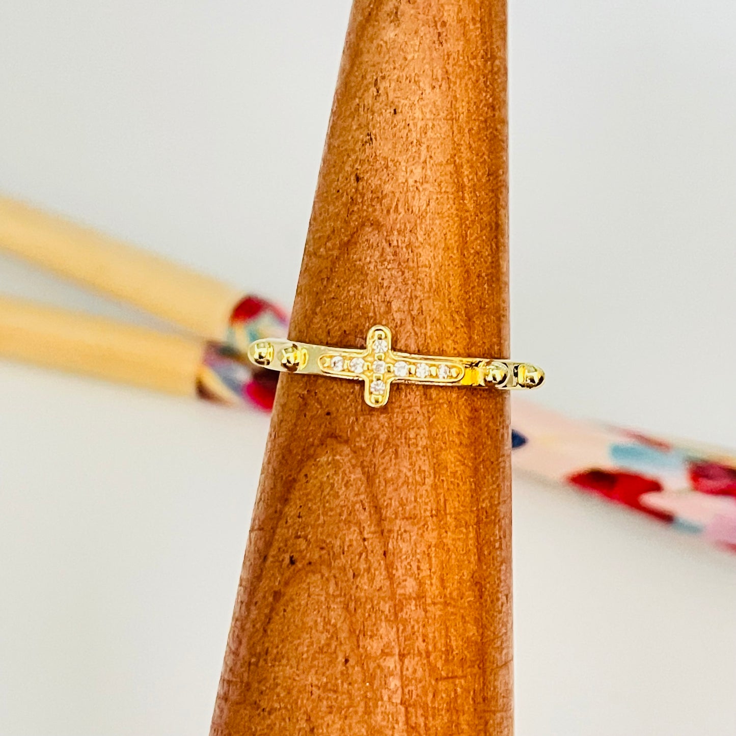 WO42 Anillo Denario con Cruz con Circones de 10x6 mm Argolla de 10 mm Anillo Baño Oro Anillos Bañados en Oro y Plata hecho de Bronce Bañado en Oro 18K Joyas Bañadas en Oro