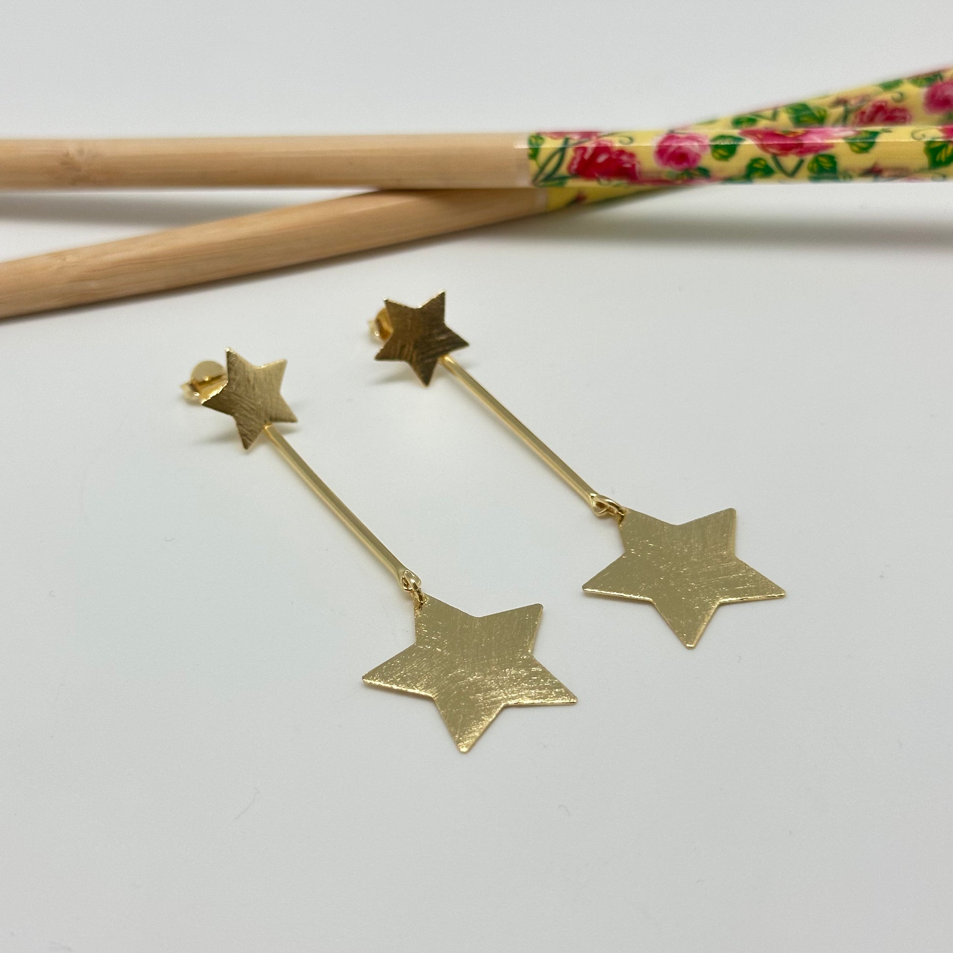 XO312 Aro base estrella y palito con colgante estrella base 12 mm palito 35 mm estrella colgante 22 mm Largo total 65 mm Aro Baño Oro Aros Bañados hecho de Bronce Bañado en Oro 18K Joyas Bañadas en Oro