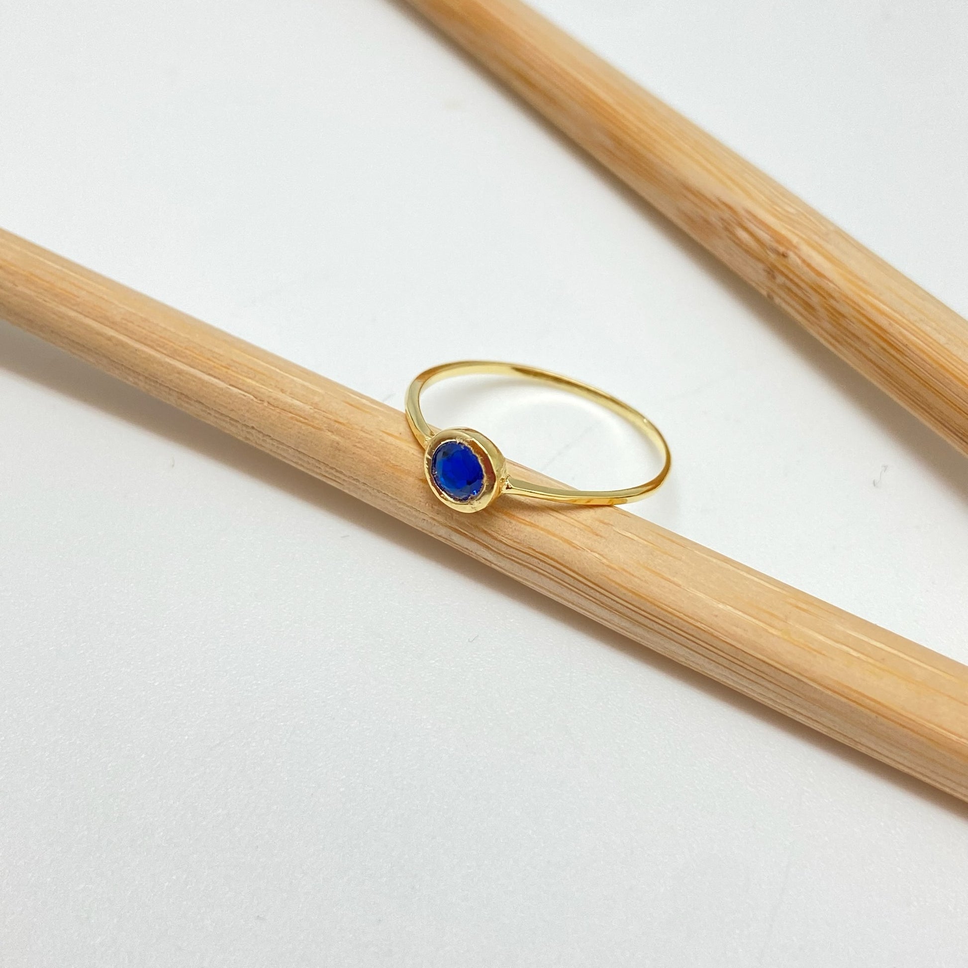 WO59 Anillo solitario circon zafiro 6 mm argolla 1 mm espesor Anillo Baño Oro Anillos Bañados hecho de Bronce Bañado en Oro 18K Joyas Bañadas en Oro