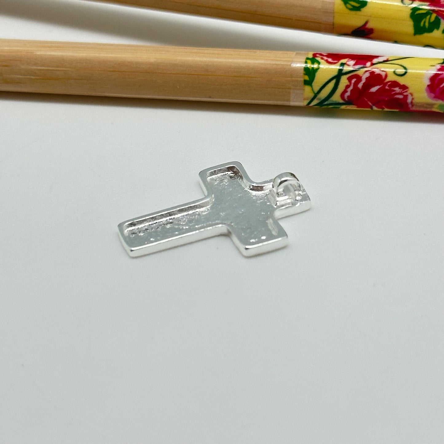 FP1031 Colgante Cruz Lijada argolla posterior 24 x 17 mm Figura Baño Plata