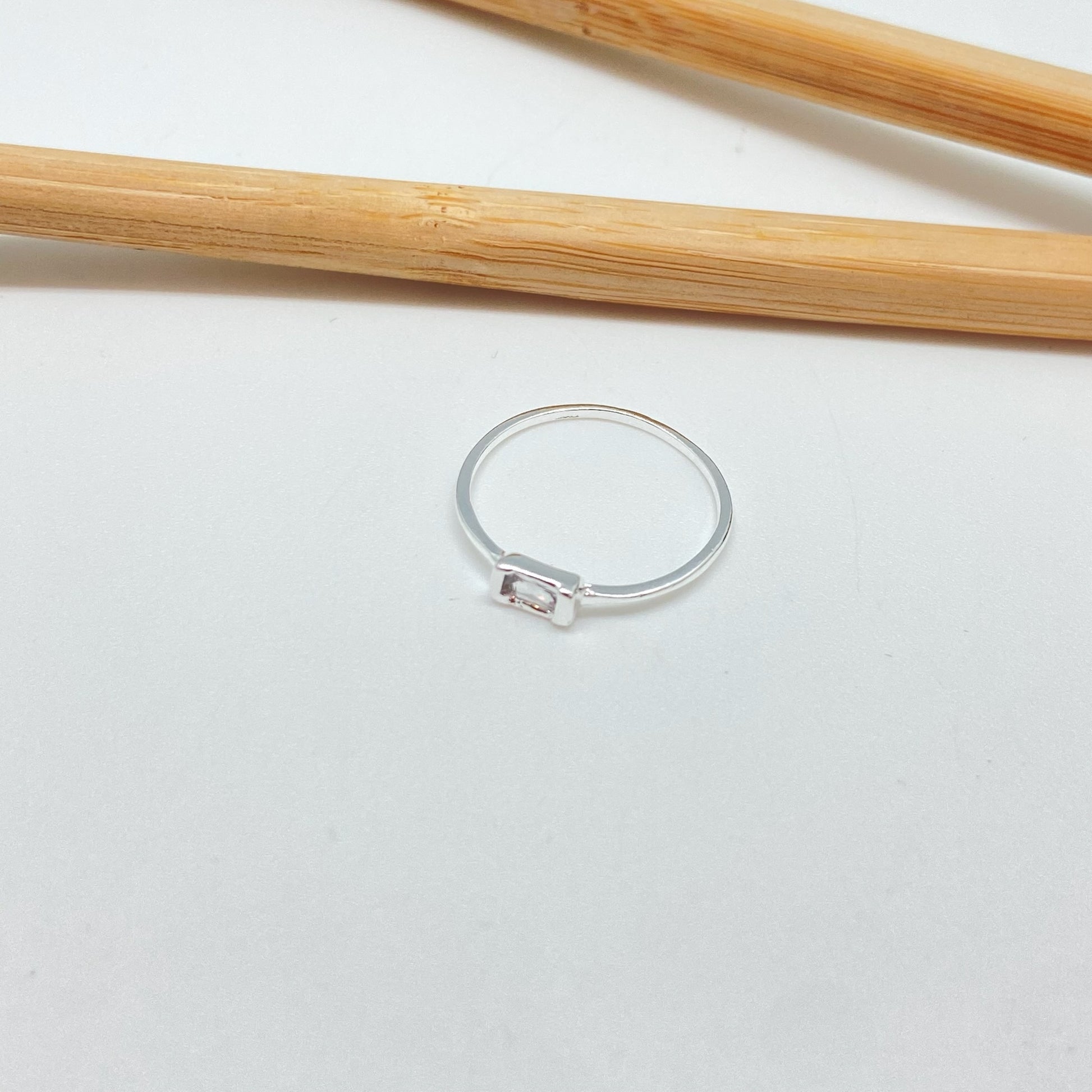 WP56 Anillo 1 circon cristal baguette 4x2 mm argolla 1 mm espesor Anillo Baño Plata Anillos Bañados hecho de Bronce Bañado en Plata 50 ml Joyas Bañadas en Plata