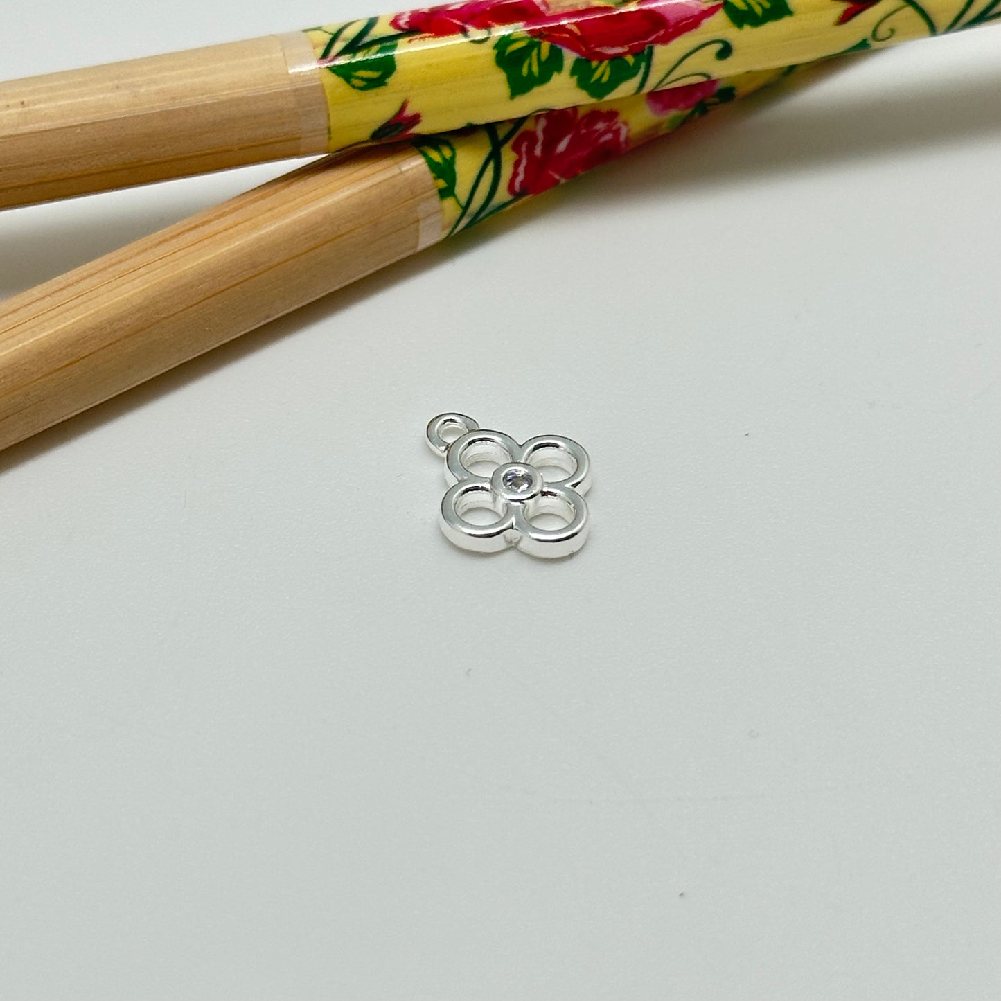 FP1032 Colgante Flor calada 4 petalos un mini circon central 10 mm mas argollita Figura Baño Plata