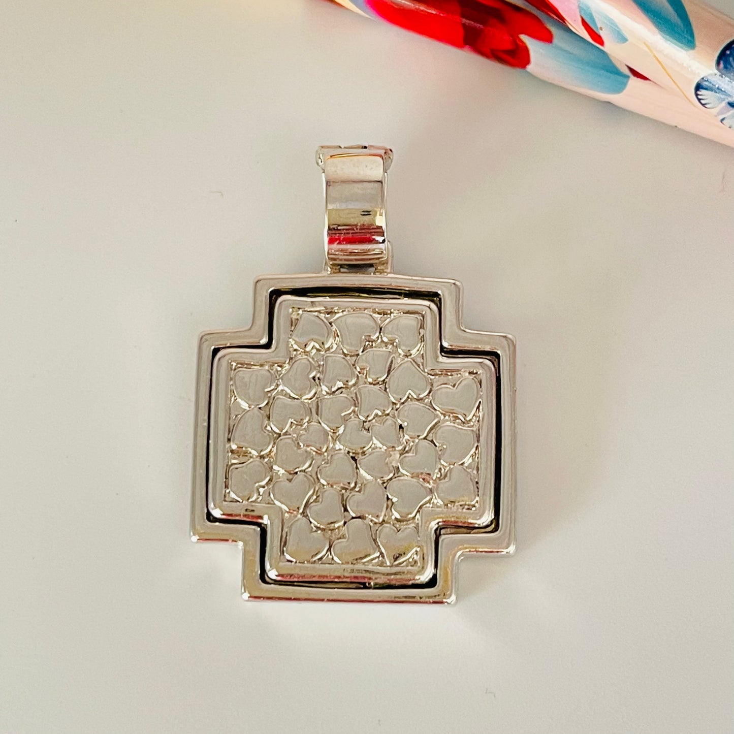 FP06 Colgante Cruz del Equilibrio con corazones estampados 27 mm mas valier Figura Baño Plata