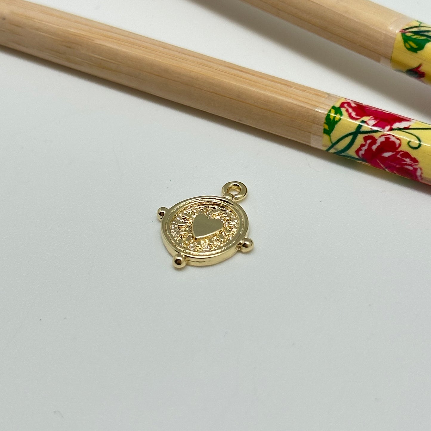 FO1029 Colgante medalla corazon y rayitos en relieve 4 bolitas en borde 11 mm mas argollita Figura Baño Oro