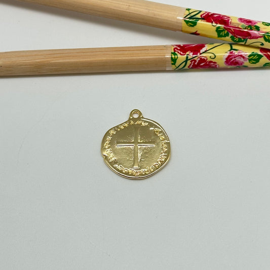 FO1033 Colgante medalla Cruz en relieve con inscripción borde irregular doble faz 18 x 20 mm mas argollita Figura Baño Oro