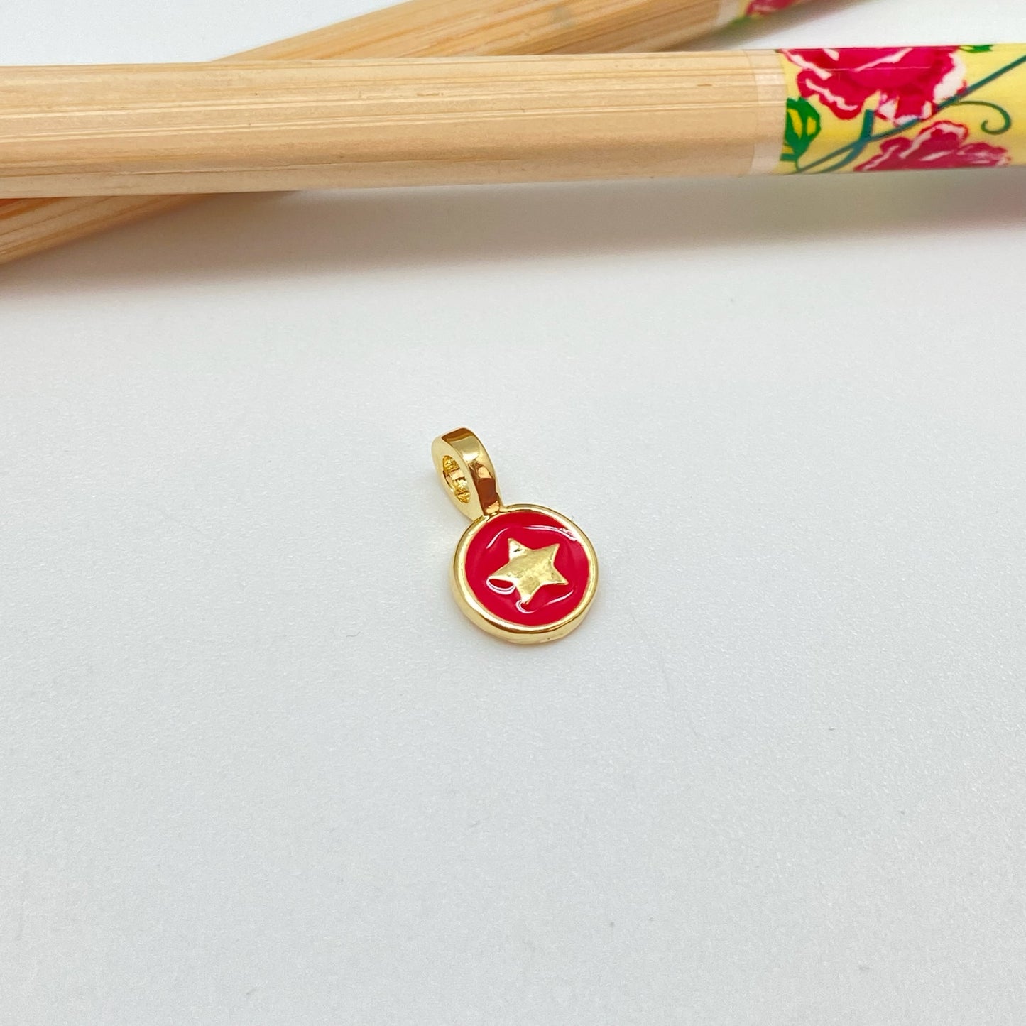 FO1023 Colgante medalla estrella en relieve con resina color dia. 7 mm mas valier fijo 4 mm perforación 3 mm Figura Baño Oro