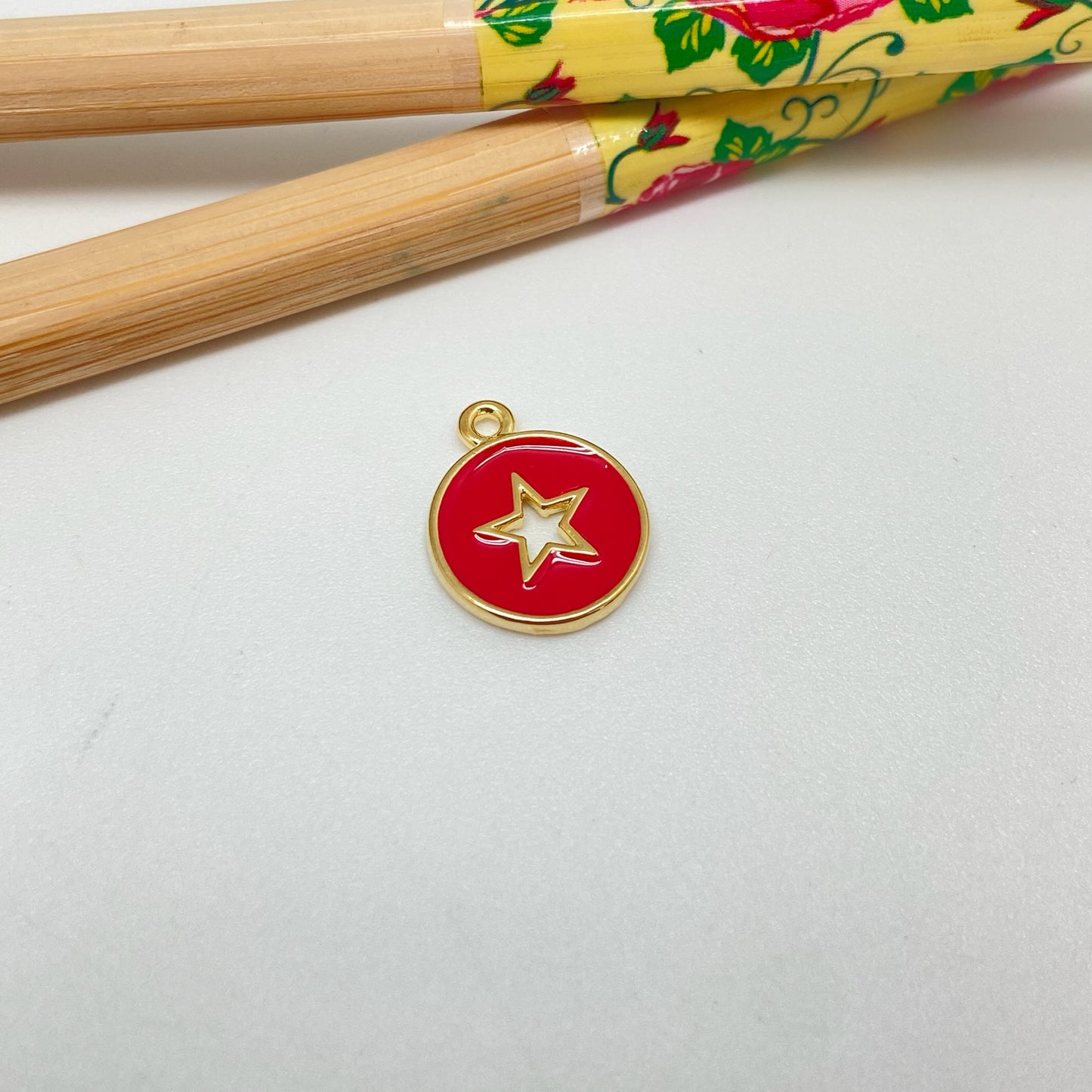 FO1024 Colgante medalla estrella calada con resina color dia. 12 mm mas argollita Figura Baño Oro