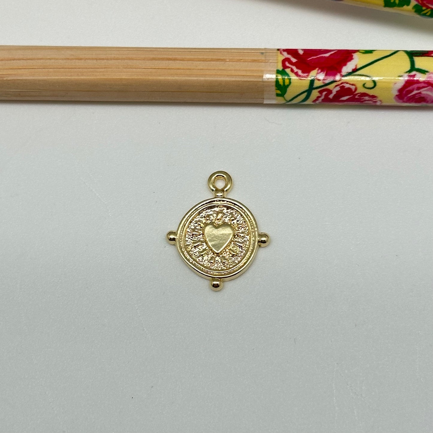 FO1029 Colgante medalla corazon y rayitos en relieve 4 bolitas en borde 11 mm mas argollita Figura Baño Oro