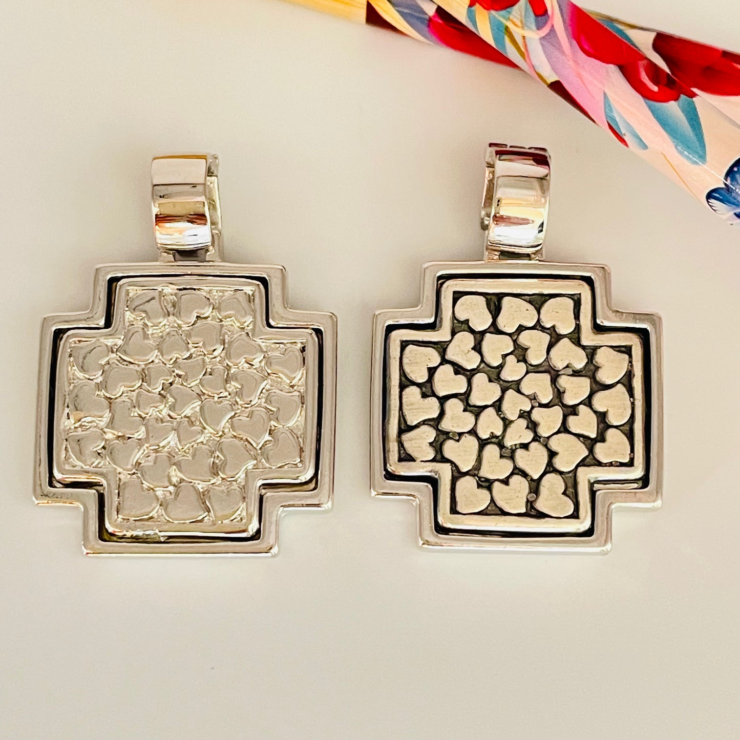 FP06 Colgante Cruz del Equilibrio con corazones estampados 27 mm mas valier Figura Baño Plata