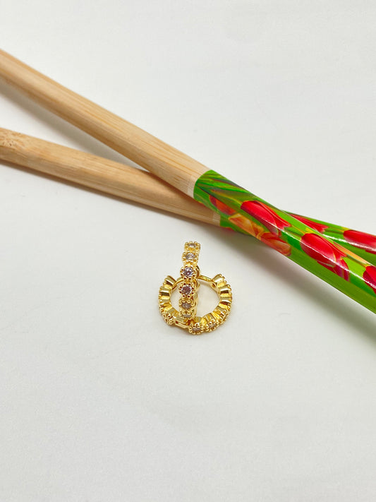 XO249 Aro Argolla de Presión 6 Circones Circón Cristal y 4 Mini Flores posteriores  Bordes Rutilados diá. 15 mm Ancho 3 mm Aro Baño Oro