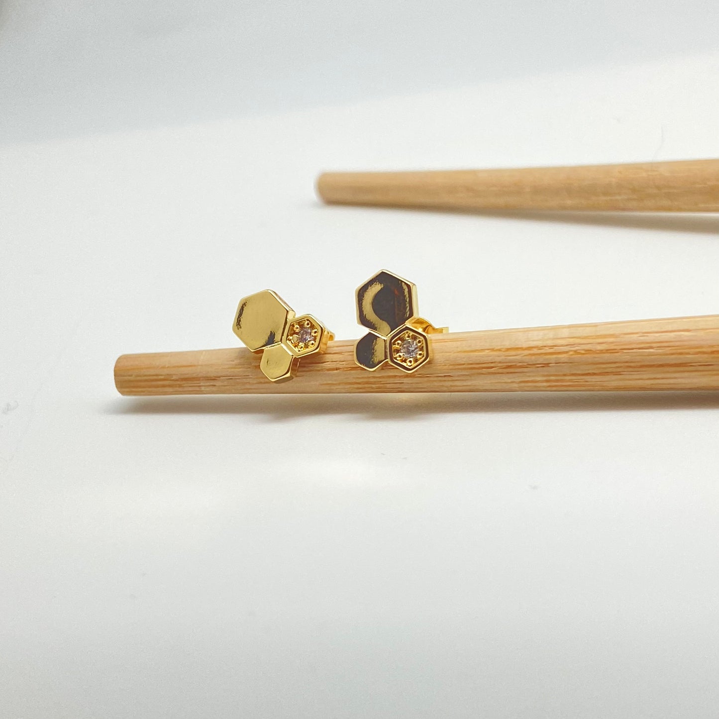 XO247 Aro Rombos y Circón 7x10 mm Aro Baño Oro