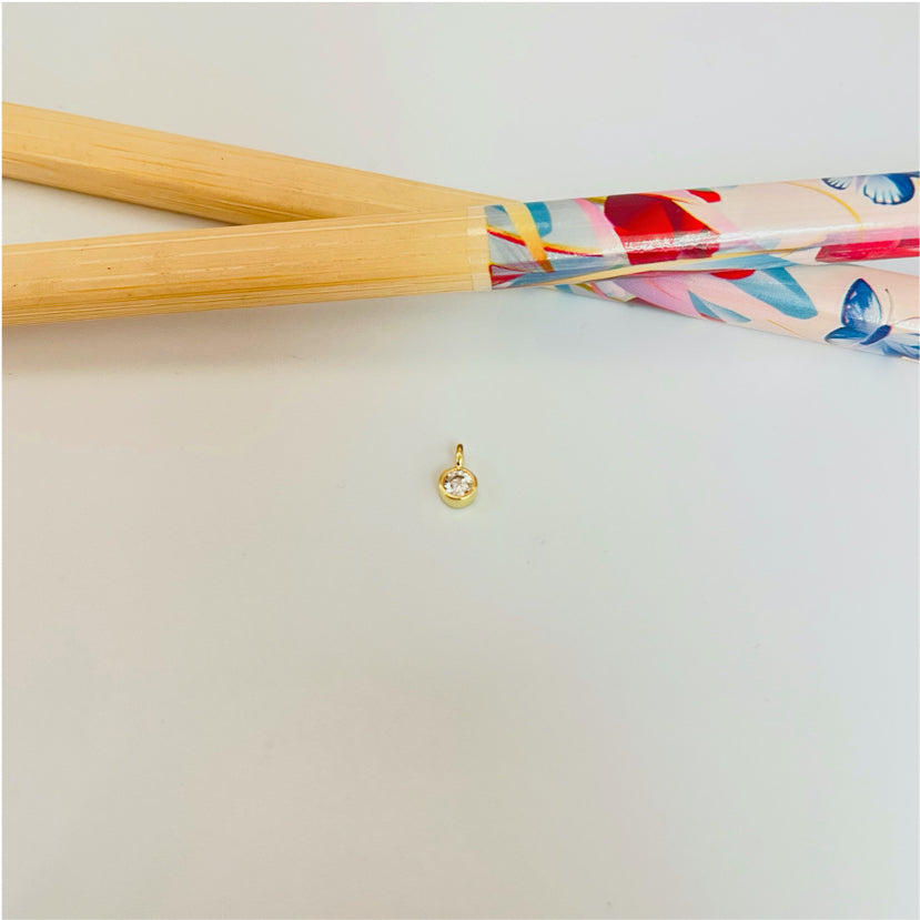 FO1009 Colgante Mini Punto de Luz con argollita 4 mm mas argollita Figura Baño Oro Figuras Bañadas hecho de Bronce Bañado en Oro 18K Joyas Bañadas en Oro