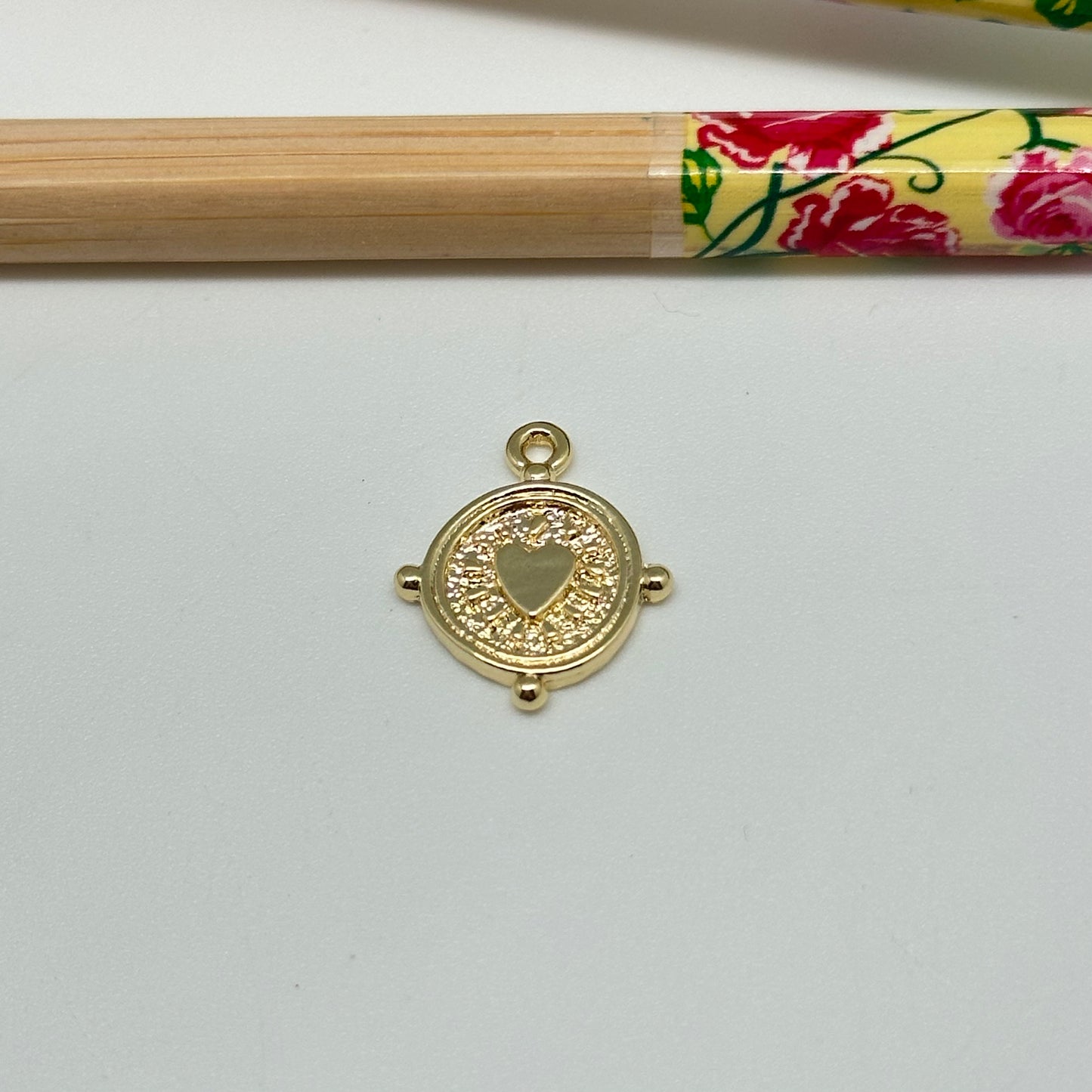 FO1029 Colgante medalla corazon y rayitos en relieve 4 bolitas en borde 11 mm mas argollita Figura Baño Oro