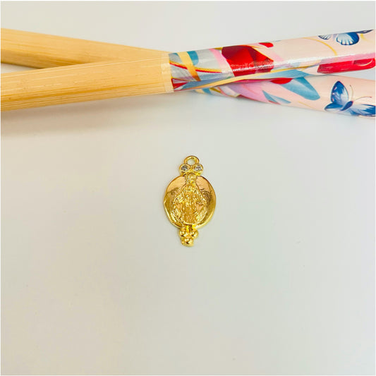 FO1006 Colgante Ovalado Virgen de los Rayos o de los Milagros 3 bolitas y 2 circones en parte superior 18 x 10 mm Figura Baño Oro Figuras Bañadas hecho de Bronce Bañado en Oro 18K Joyas Bañadas en Oro