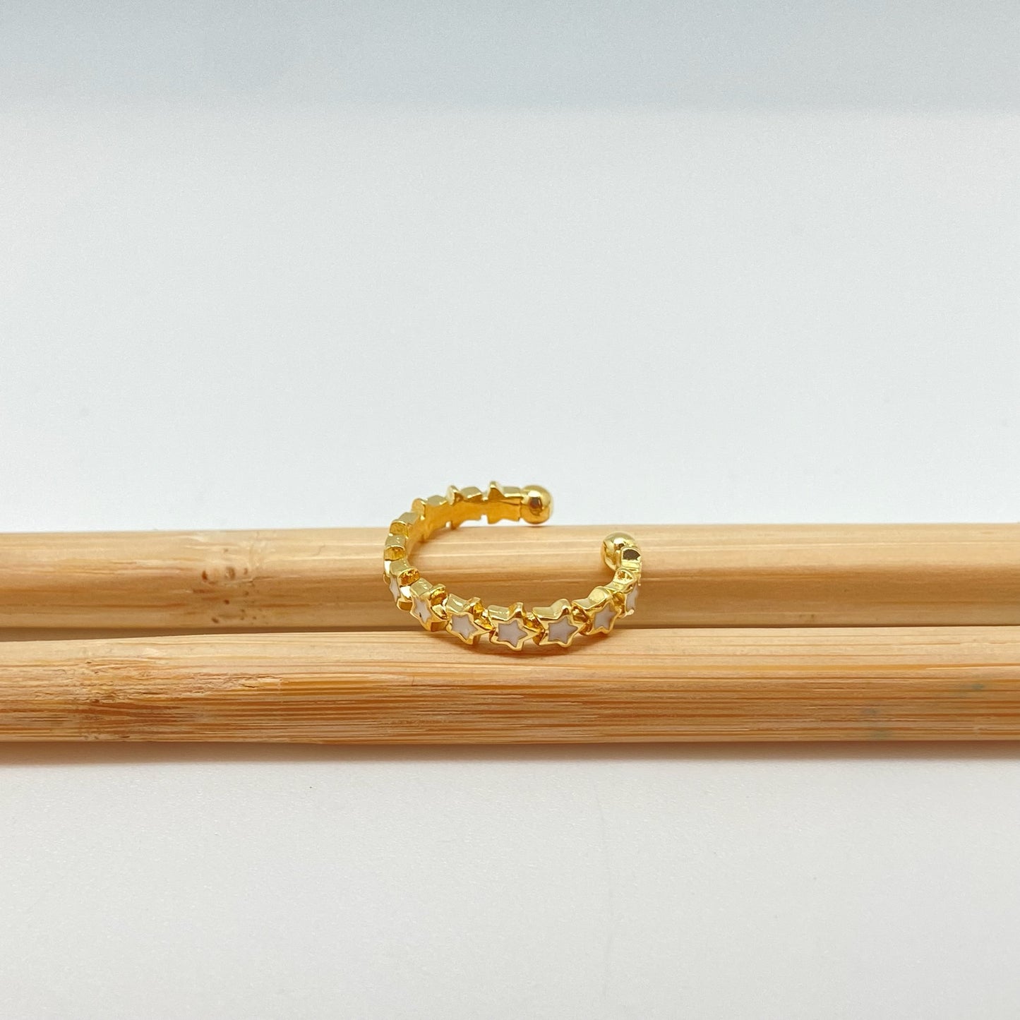 WO62 Anillo Ajustable Estrellas con resina color Dia. 18 mm ancho 3 mm Anillo Baño Oro