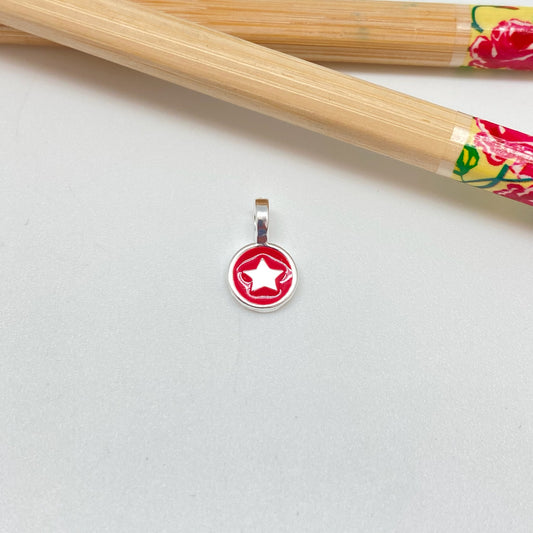 FP1023 Colgante medalla estrella en relieve con resina color dia. 7 mm mas valier fijo 4 mm perforación 3 mm Figura Baño Plata