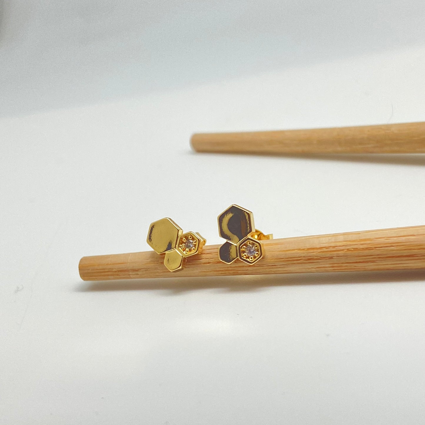 XO247 Aro Rombos y Circón 7x10 mm Aro Baño Oro