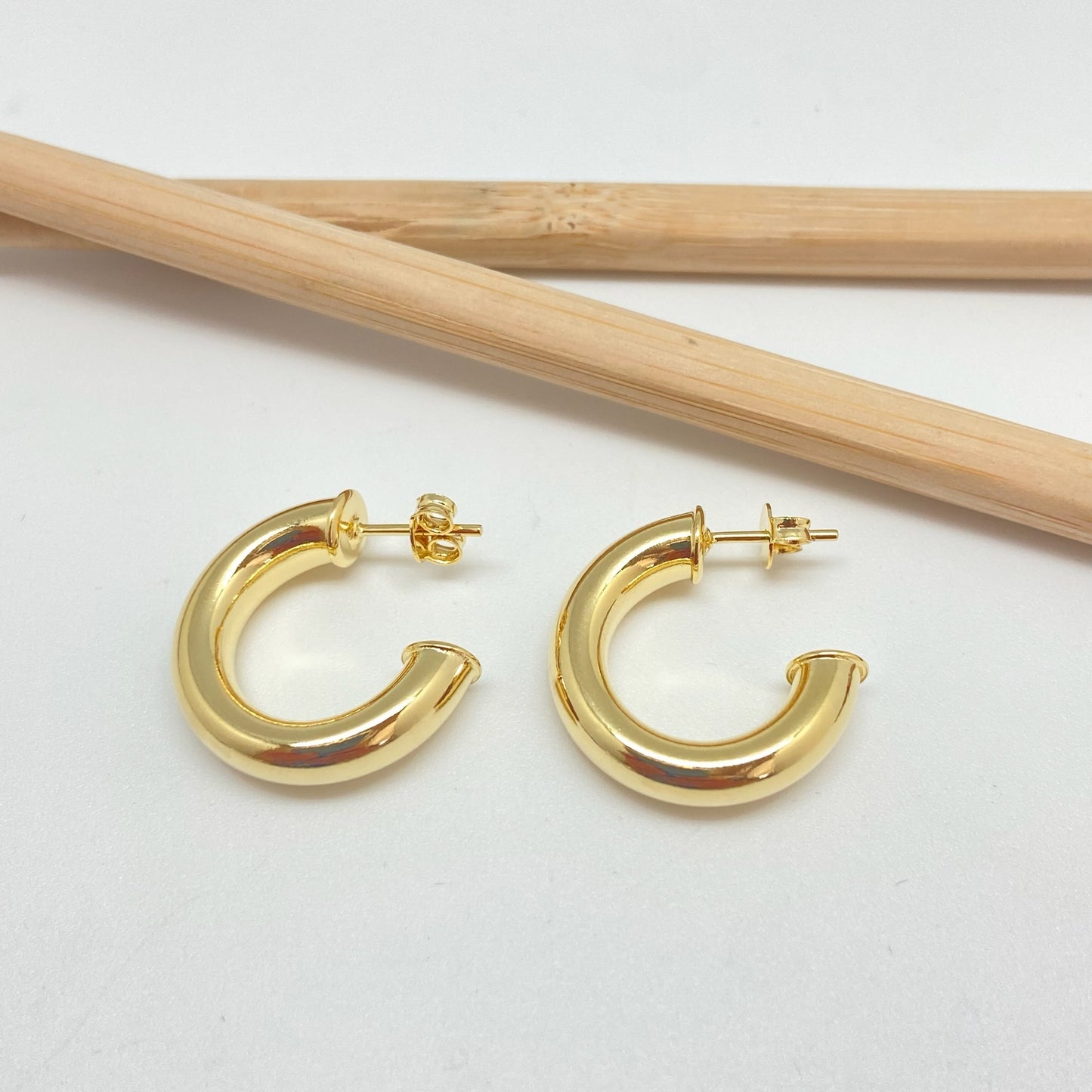 XO266 Aro Argolla Tubo Lisa 23x5 mm  Aro Baño Oro Aros Bañados hecho de Bronce Bañado en Oro 18K Joyas Bañadas en Oro