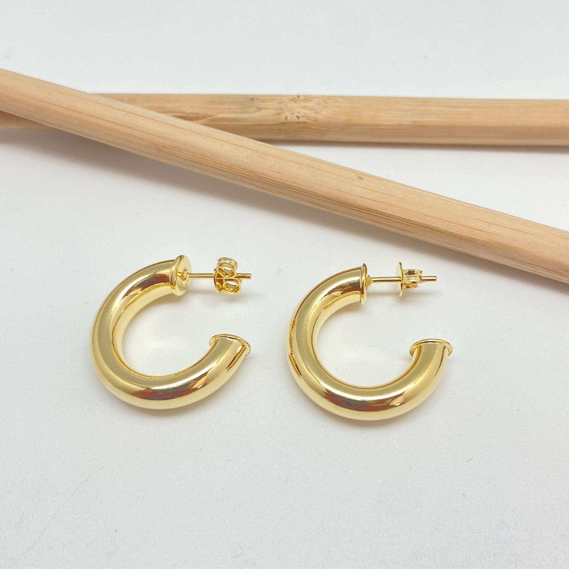 XO266 Aro Argolla Tubo Lisa 23x5 mm  Aro Baño Oro Aros Bañados hecho de Bronce Bañado en Oro 18K Joyas Bañadas en Oro