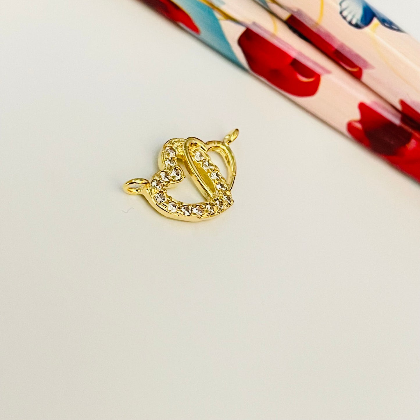 FO917 Colgante Corazones Entrelazados 1 con circones y otro liso con 2 argollitas 11x15 mm Figura Baño Oro