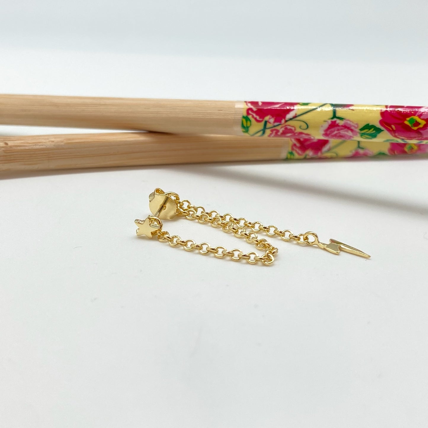 XO306 Aro base mini estrella 4 mm y mini rayo 10x4 mm colgado en cadena de 2.5 cm largo Aro Baño Oro