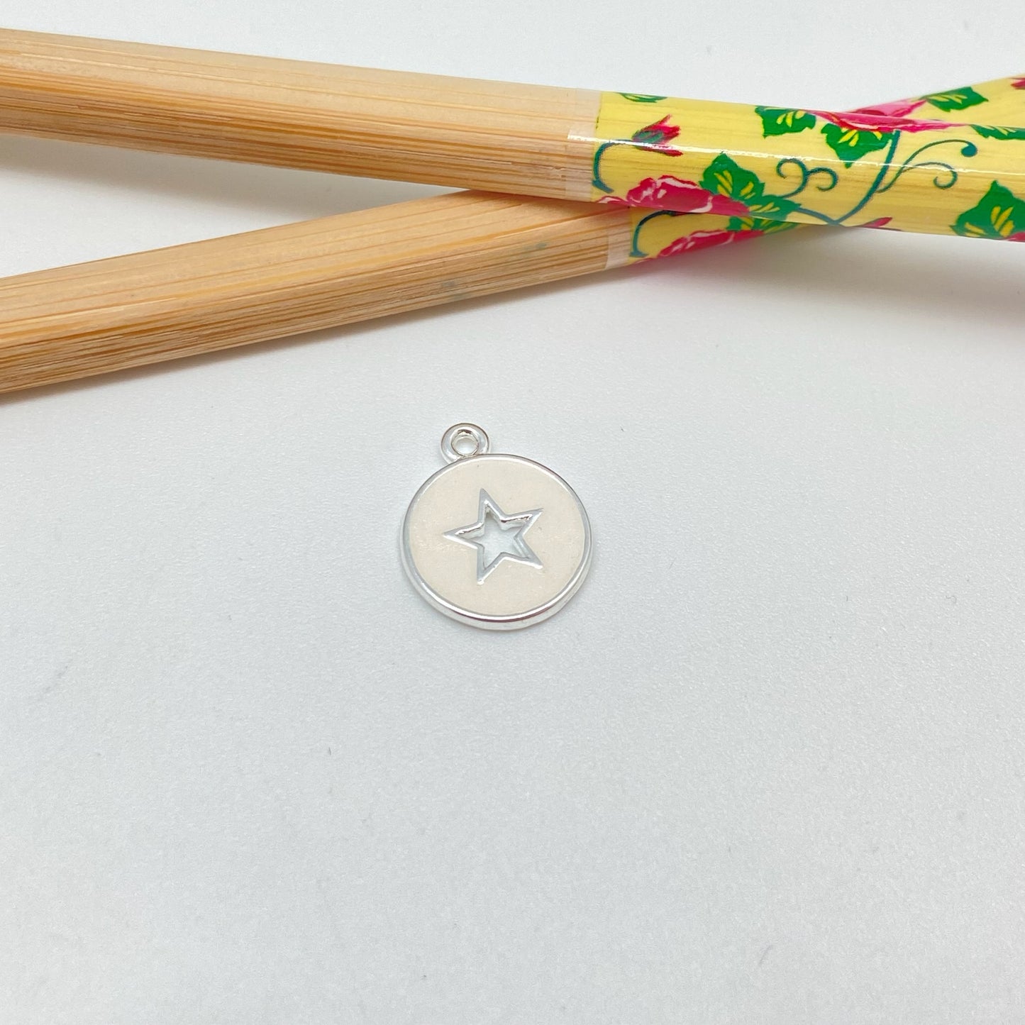 FP1024 Colgante medalla estrella calada con resina color dia. 12 mm mas argollita Figura Baño Plata