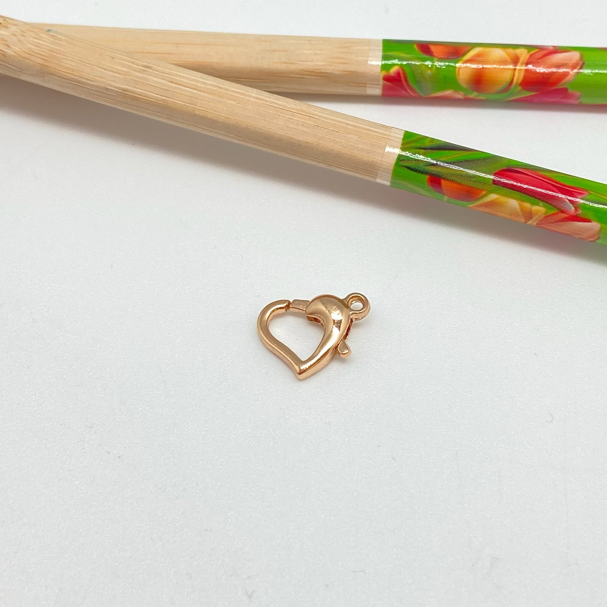 AO111 Mosquetón Corazón 10 mm más argollita Accesorio Baño Oro Accesorios Bañados hecho de Bronce Bañado en Oro 18K Joyas Bañadas en Oro
