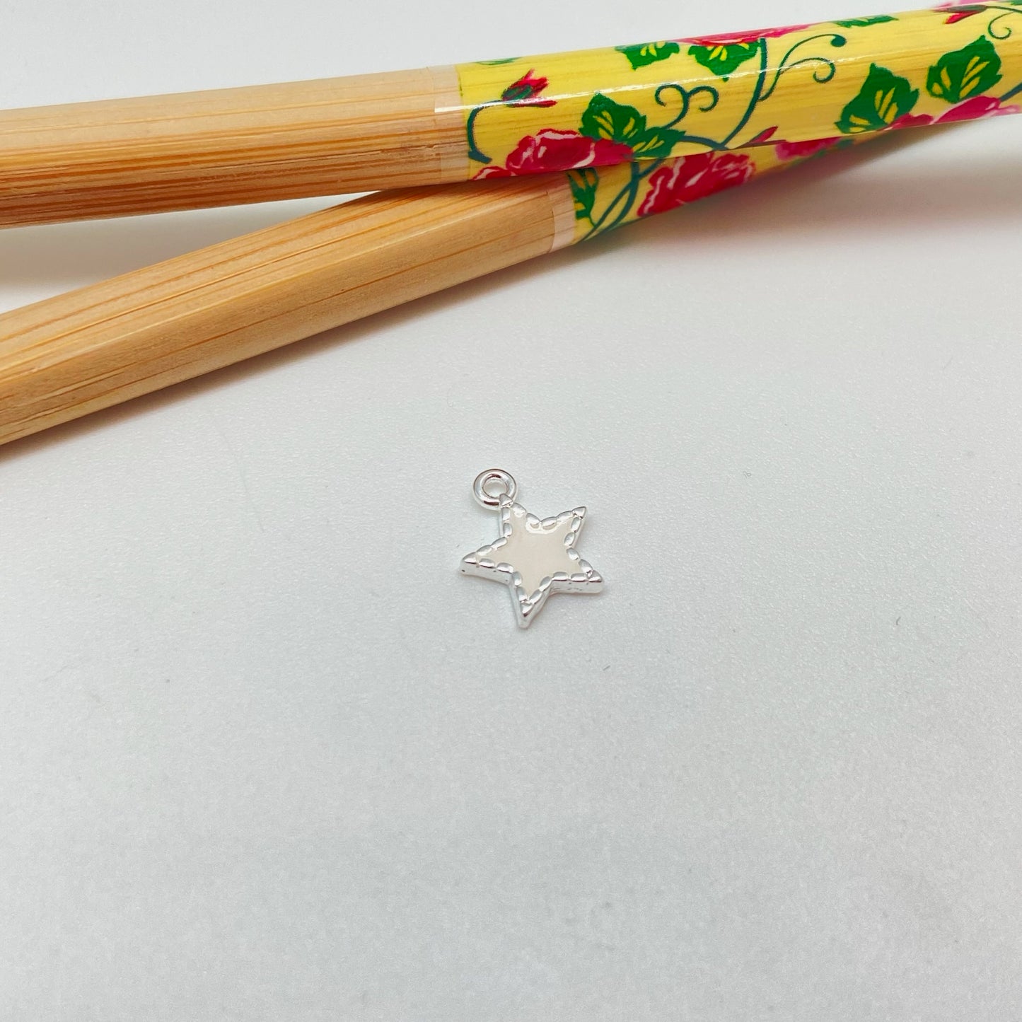 FP1022 Colgante mini estrella borde con puntitos con resina color 9x9 mm mas argollita Figura Baño Plata