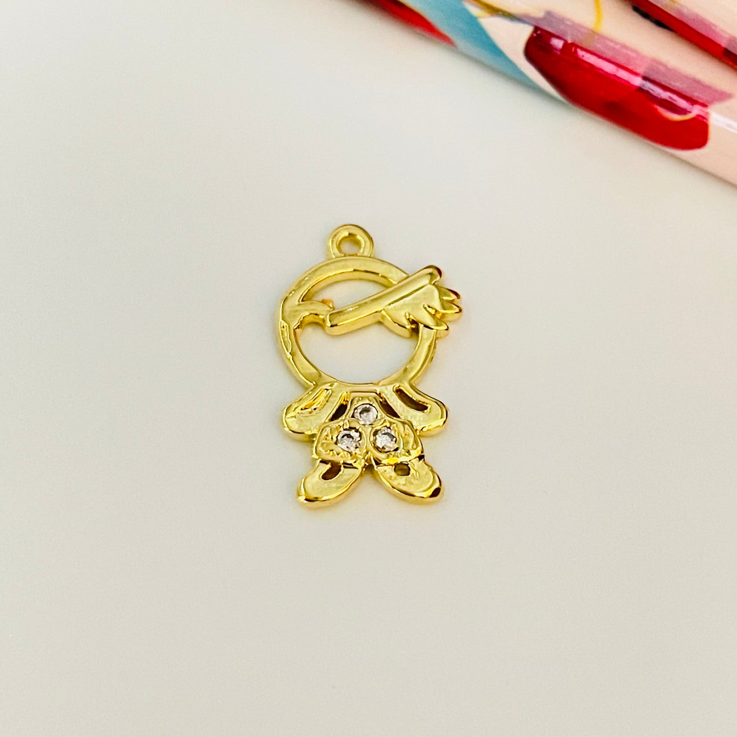 FO913 Colgante Niñito con circones 15x11 mm más argollita Figura Baño Oro