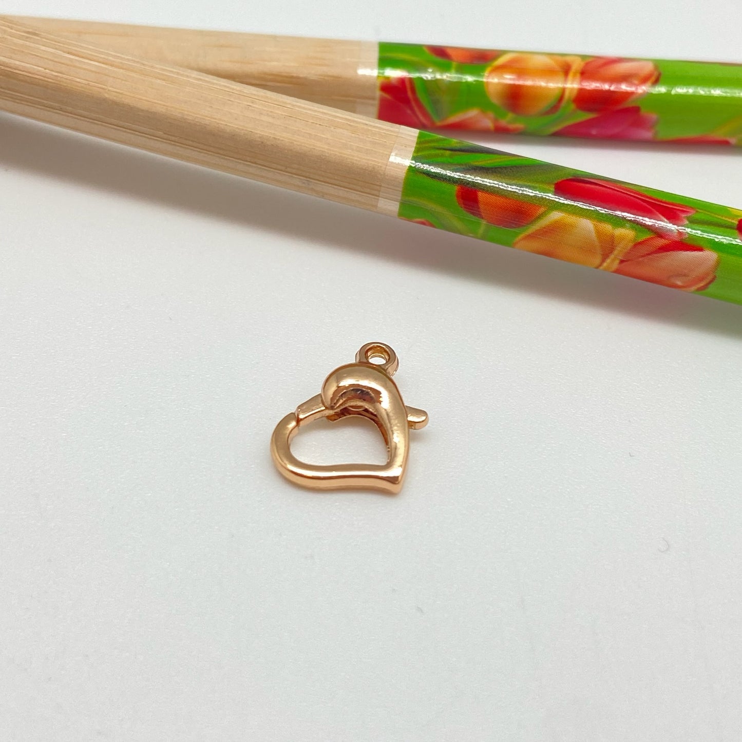 AO111 Mosquetón Corazón 10 mm más argollita Accesorio Baño Oro Accesorios Bañados hecho de Bronce Bañado en Oro 18K Joyas Bañadas en Oro