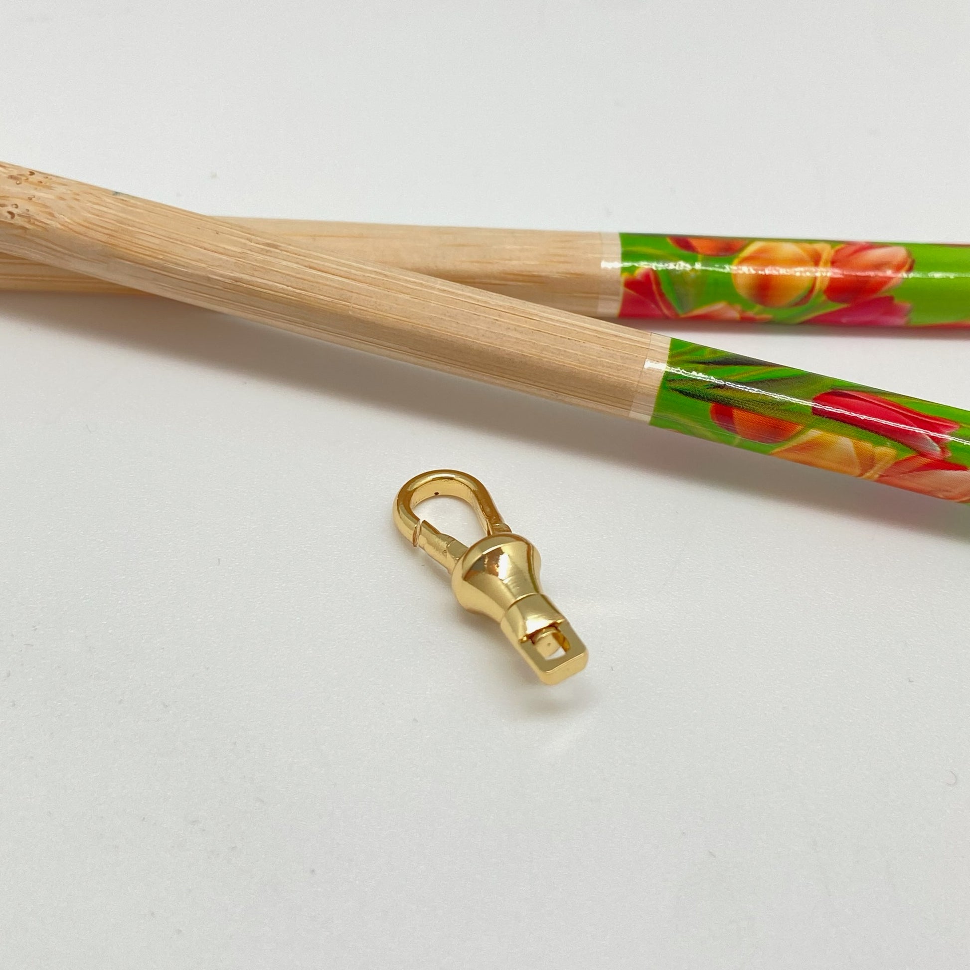 AO110 Broche tipo Boya 20 mm más argolla Accesorio Baño Oro Accesorios Bañados hecho de Bronce Bañado en Oro 18K Joyas Bañadas en Oro