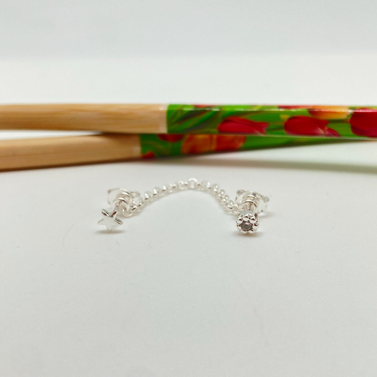 XP305 Aro doble punto de luz 4 mm borde rutilado y mini estrella 4 mm unidos por una cadena de 4 cm largo  Aro Baño Plata