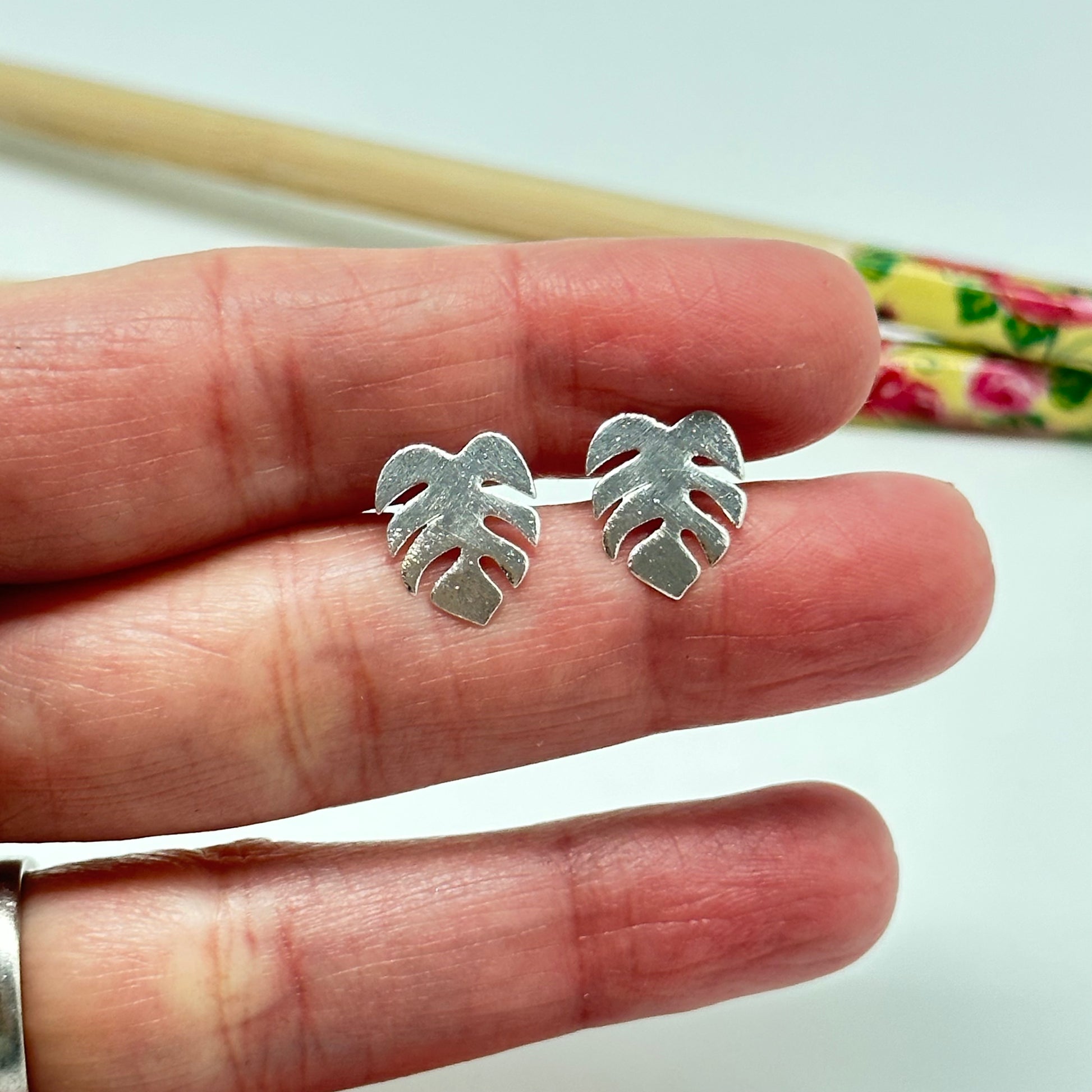 XP313 Aro Monstera 12 x 10 mm Aro Baño Plata Aros Bañados hecho de Bronce Bañado en Plata 50 ml Joyas Bañadas en Plata