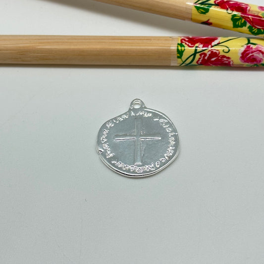 FP1033 Colgante medalla Cruz en relieve con inscripción borde irregular doble faz 18 x 20 mm mas argollita Figura Baño Plata